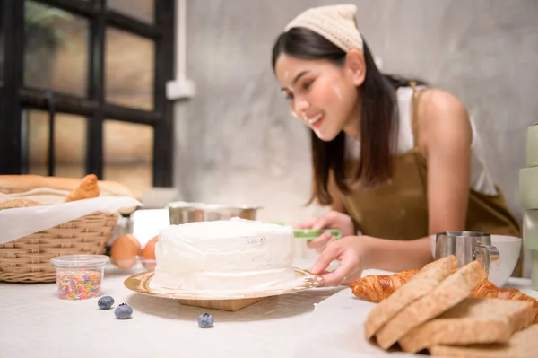 Seorang Wanita Cantik Muda Sedang Memanggang Dapur Toko Roti Dan — Stok Foto