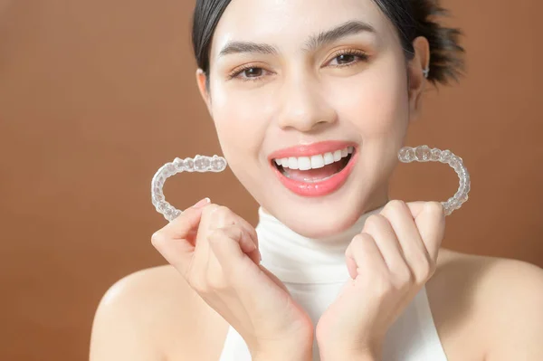 Young Woman Beautiful Teeth Holding Invisalign Healthy Dental Concept — Fotografia de Stock