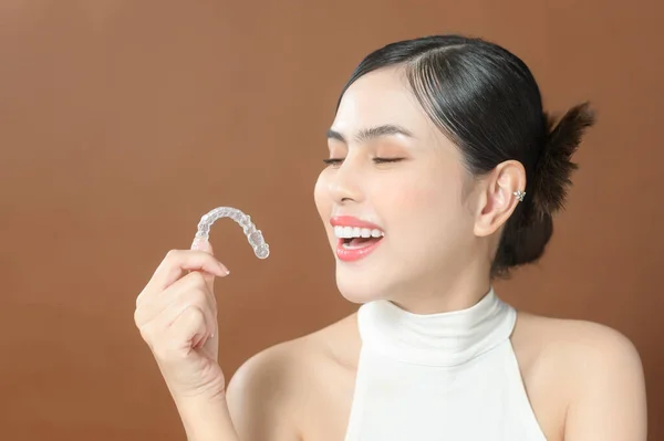Young Woman Beautiful Teeth Holding Invisalign Healthy Dental Concept — Photo