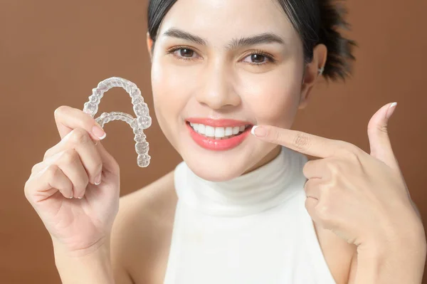 Young Woman Beautiful Teeth Holding Invisalign Healthy Dental Concept — Stock Fotó