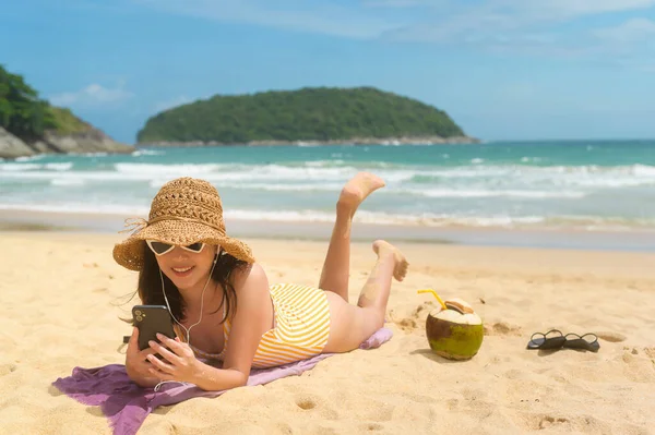 Een Jonge Mooie Vrouw Bikini Luisteren Naar Muziek Het Gebruik — Stockfoto