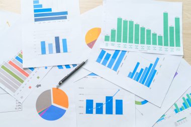 Tablonun üzerinde analitik veri bulunan belgelerin üst görünümü, seçici odaklanma