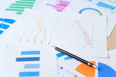 Tablonun üzerinde analitik veri bulunan belgelerin üst görünümü, seçici odaklanma