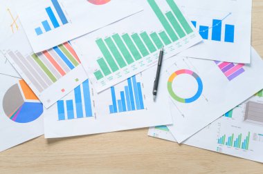 Tablonun üzerinde analitik veri bulunan belgelerin üst görünümü, seçici odaklanma