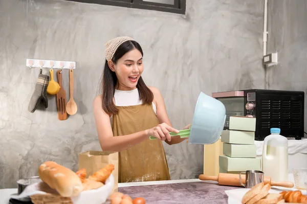 Een Jonge Mooie Vrouw Bakken Haar Keuken Bakkerij Coffeeshop Bedrijf — Stockfoto