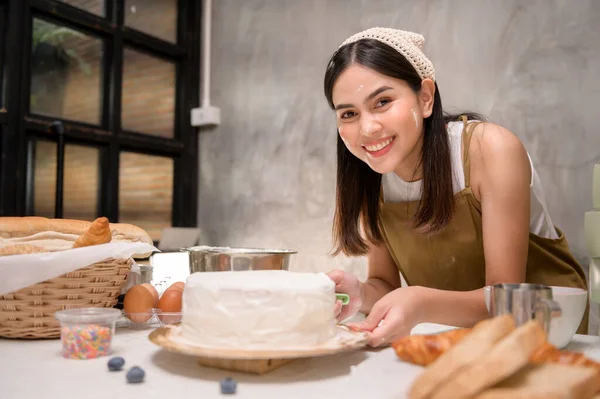 Young Beautiful Woman Baking Her Kitchen Bakery Coffee Shop Business — Fotografia de Stock
