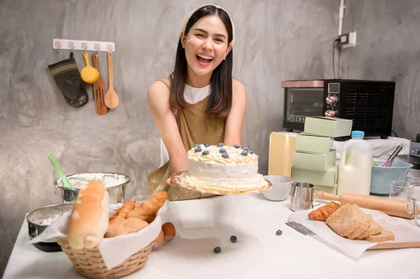 Young Beautiful Woman Baking Her Kitchen Bakery Coffee Shop Business — стоковое фото