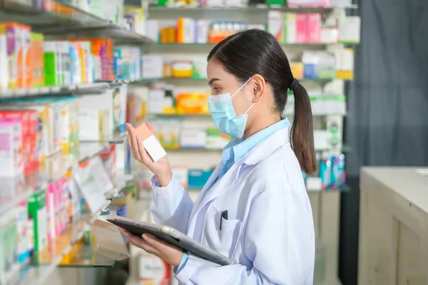 Portrait Female Pharmacist Wearing Face Mask Modern Pharmacy Drugstore — Foto de Stock