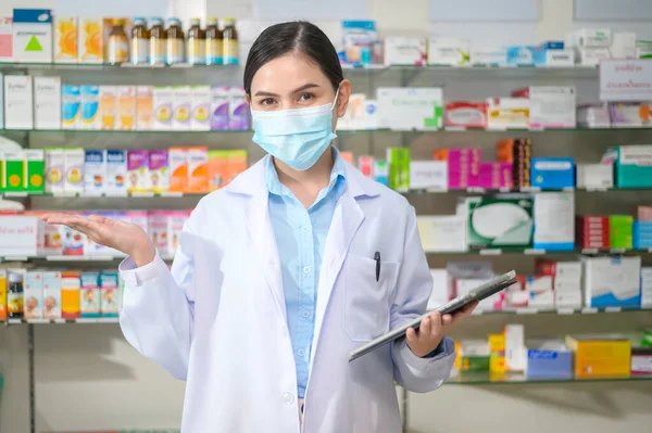 Portrait Female Pharmacist Wearing Face Mask Modern Pharmacy Drugstore — Foto de Stock