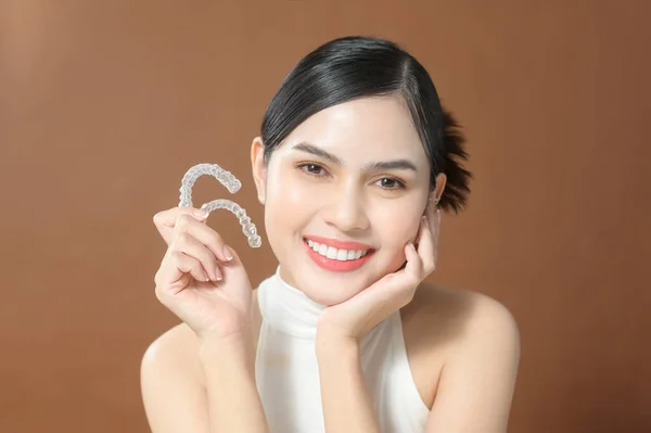 Young Woman Beautiful Teeth Holding Invisalign Healthy Dental Concept — Foto de Stock