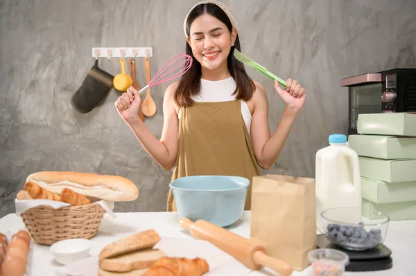 Een Jonge Mooie Vrouw Bakken Haar Keuken Bakkerij Coffeeshop Bedrijf — Stockfoto