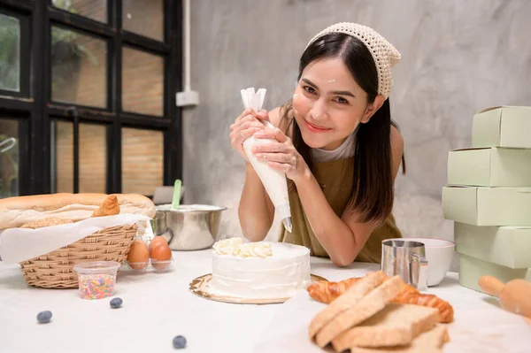 Young Beautiful Woman Baking Her Kitchen Bakery Coffee Shop Business — 스톡 사진