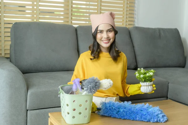 Young Happy Woman Wearing Yellow Gloves Dusting Table Living Room — Stockfoto