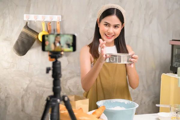 Seorang Wanita Cantik Membuat Toko Roti Sementara Live Streaming Atau — Stok Foto