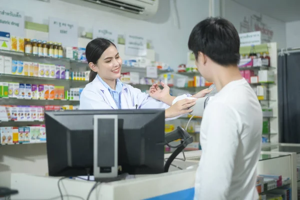 Female Pharmacist Counseling Customer Drugs Usage Modern Pharmacy Drugstore — Stok fotoğraf