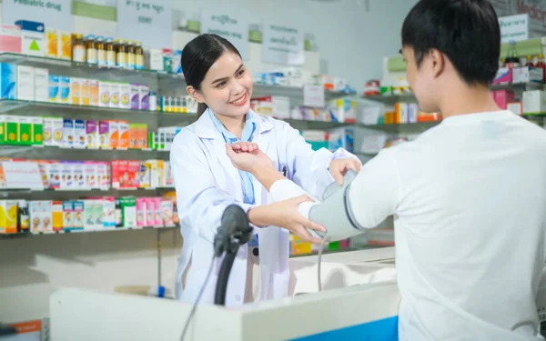 Female Pharmacist Counseling Customer Drugs Usage Modern Pharmacy Drugstore — Zdjęcie stockowe