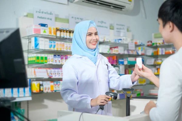 Жінка Мусульманин Фармацевт Консультує Клієнта Щодо Вживання Наркотиків Сучасному Аптеці — стокове фото
