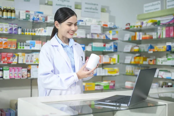 Female Pharmacist Counseling Customer Video Call Modern Pharmacy Drugstore — Stok fotoğraf