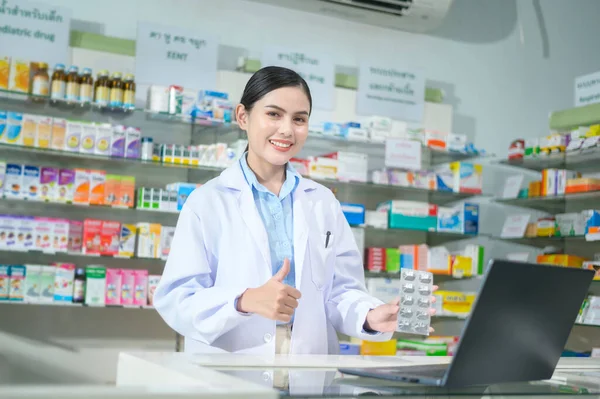 Female Pharmacist Counseling Customer Video Call Modern Pharmacy Drugstore — Zdjęcie stockowe