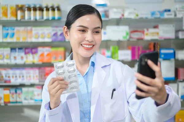 Female Pharmacist Counseling Customer Video Call Modern Pharmacy Drugstore — Fotografia de Stock