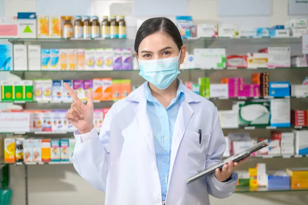 Portrait Female Pharmacist Wearing Face Mask Modern Pharmacy Drugstore — Foto de Stock