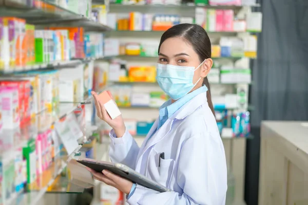 Portrait Female Pharmacist Wearing Face Mask Modern Pharmacy Drugstore — Fotografia de Stock
