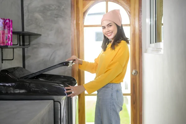 Young Happy Woman Doing Laundry Using Washing Machine Home Laundry — Stockfoto