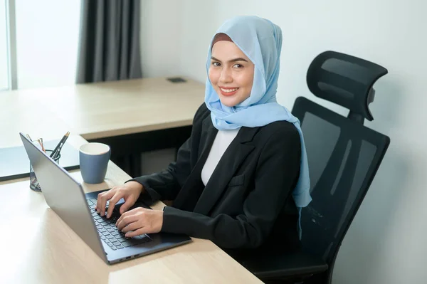 Young Muslim Business Woman Working Laptop Documents Modern Office — ストック写真