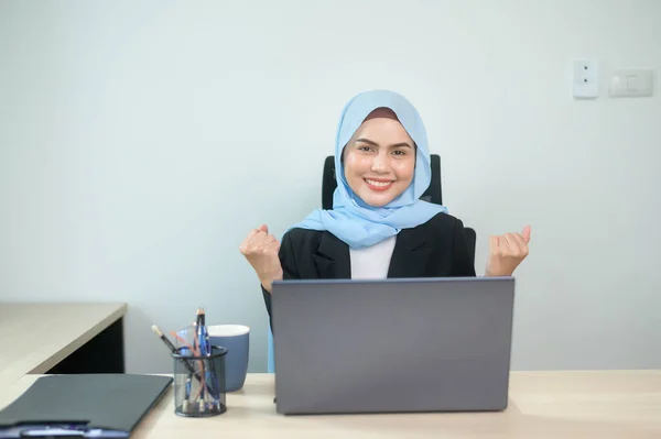 Young Muslim Business Woman Working Laptop Documents Modern Office — 图库照片