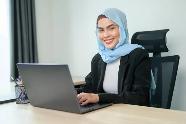 Young Muslim Business Woman Working Laptop Documents Modern Office — Stock Fotó