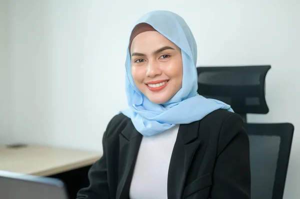 Young Muslim Business Woman Working Laptop Documents Modern Office —  Fotos de Stock