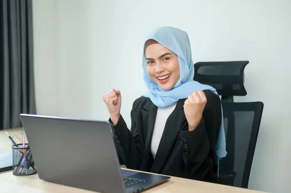 Young Muslim Business Woman Working Laptop Documents Modern Office — Stok Foto