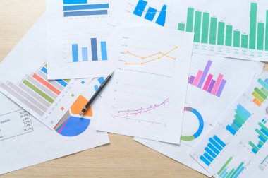 Tablonun üzerinde analitik veri bulunan belgelerin üst görünümü, seçici odaklanma