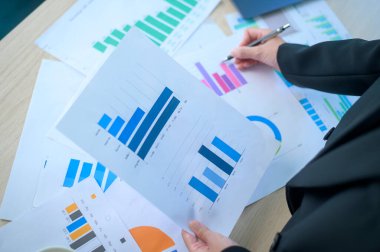 Tablonun üzerinde analitik veri bulunan belgelerin üst görünümü, seçici odaklanma