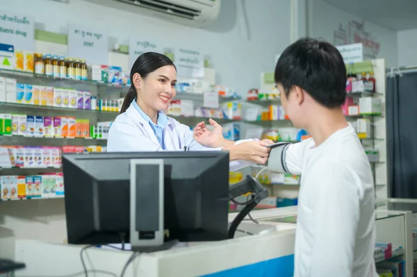 Female Pharmacist Counseling Customer Drugs Usage Modern Pharmacy Drugstore — Stock fotografie