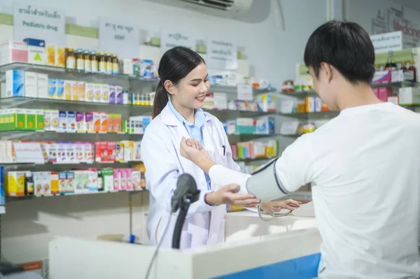 Female Pharmacist Counseling Customer Drugs Usage Modern Pharmacy Drugstore — стоковое фото
