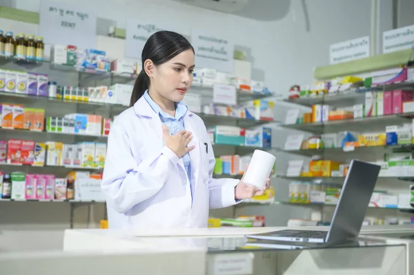Жіночий Фармацевт Консультування Клієнта Допомогою Відеодзвінка Сучасному Аптечному Магазині — стокове фото