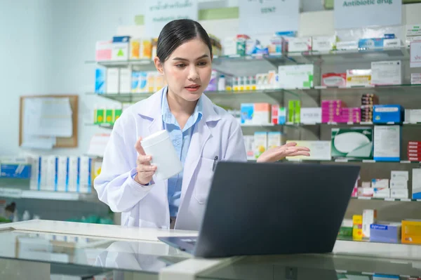 Female Pharmacist Counseling Customer Video Call Modern Pharmacy Drugstore — Stok fotoğraf