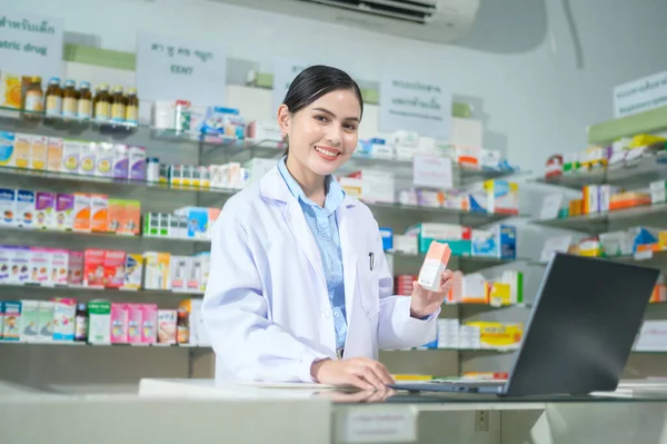 Female Pharmacist Counseling Customer Video Call Modern Pharmacy Drugstore — Stok fotoğraf
