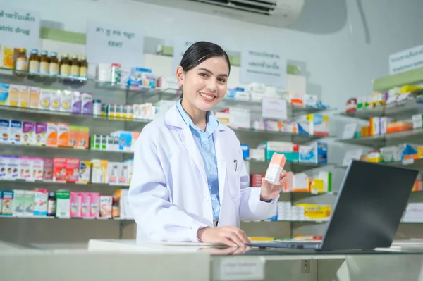 Female Pharmacist Counseling Customer Video Call Modern Pharmacy Drugstore — Zdjęcie stockowe