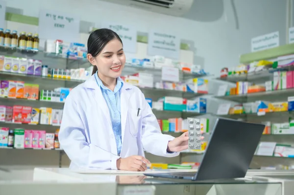 Female Pharmacist Counseling Customer Video Call Modern Pharmacy Drugstore — Stok fotoğraf