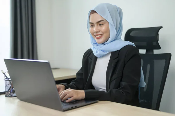 Young Muslim Business Woman Working Laptop Documents Modern Office — стоковое фото