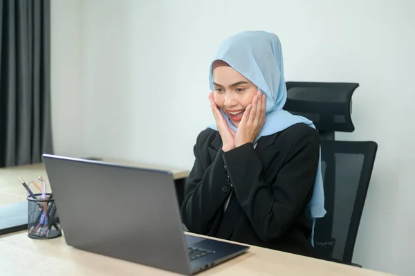 Young Muslim Business Woman Working Laptop Documents Modern Office — ストック写真