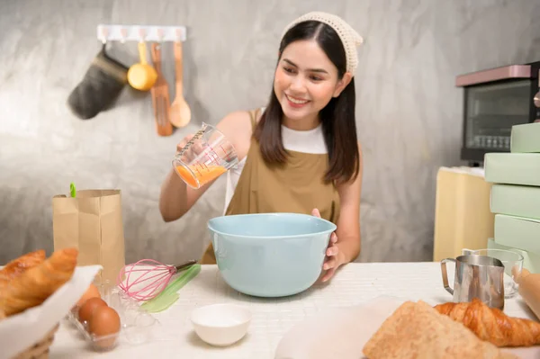 Seorang Wanita Cantik Muda Sedang Memanggang Dapur Toko Roti Dan — Stok Foto