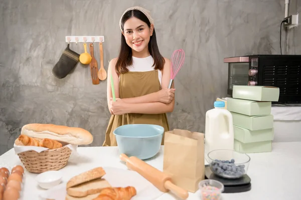 Een Jonge Mooie Vrouw Bakken Haar Keuken Bakkerij Coffeeshop Bedrijf — Stockfoto