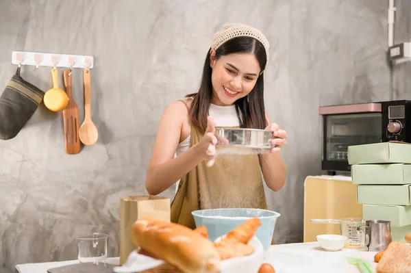 Seorang Wanita Cantik Muda Sedang Memanggang Dapur Toko Roti Dan — Stok Foto