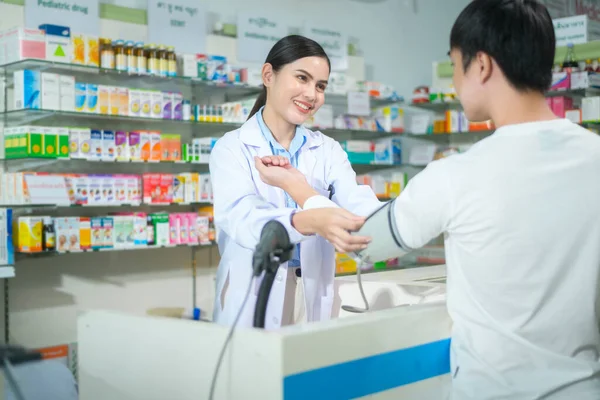 Female Pharmacist Counseling Customer Drugs Usage Modern Pharmacy Drugstore — Stok fotoğraf