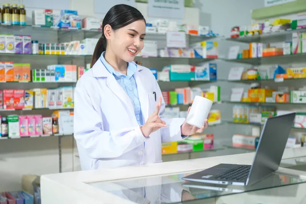 Female Pharmacist Counseling Customer Video Call Modern Pharmacy Drugstore — Fotografia de Stock