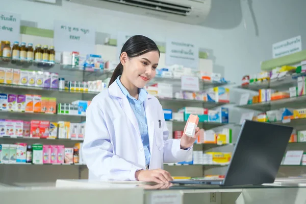 Female Pharmacist Counseling Customer Video Call Modern Pharmacy Drugstore — 스톡 사진