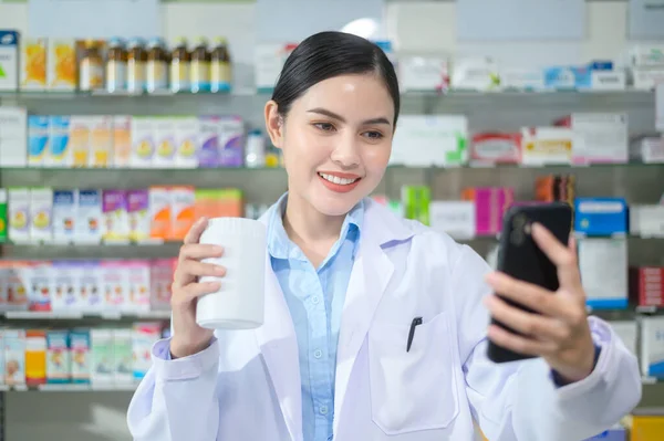Female Pharmacist Counseling Customer Video Call Modern Pharmacy Drugstore — Stock Photo, Image